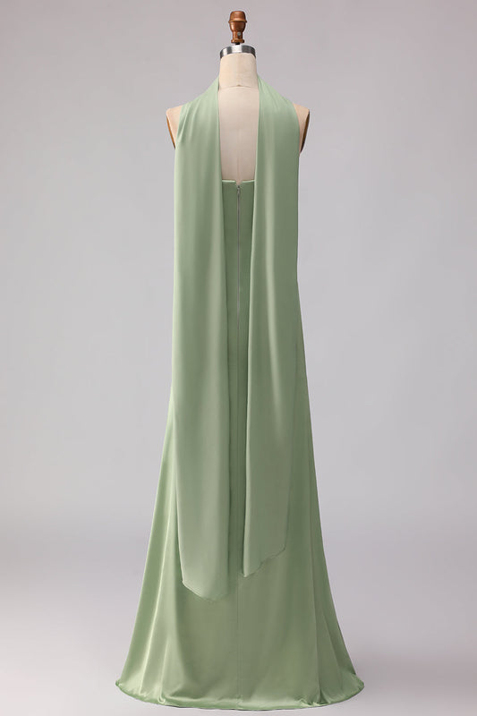 Robe de demoiselle d'honneur longue sirène en satin sauge poudré sans bretelles avec un foulard