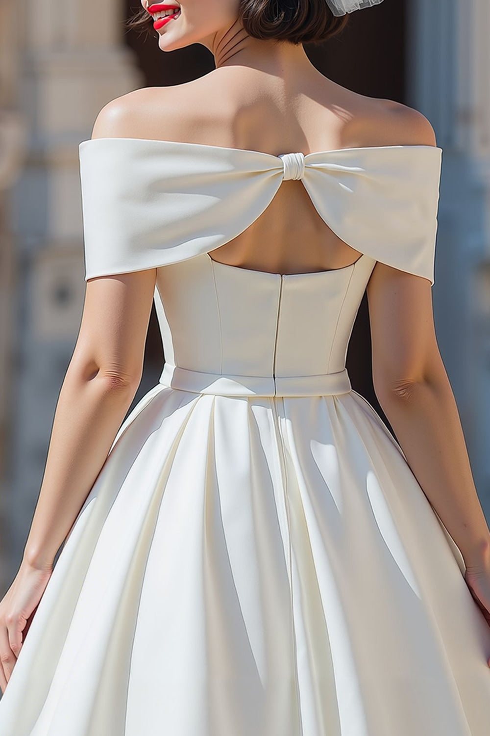 Robe de mariée courte en satin blanc à épaules dénudées avec nœuds
