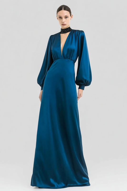 Robe de soirée en satin bleu foncé évasée, col en V et manches longues
