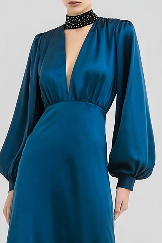 Robe de soirée en satin bleu foncé évasée, col en V et manches longues