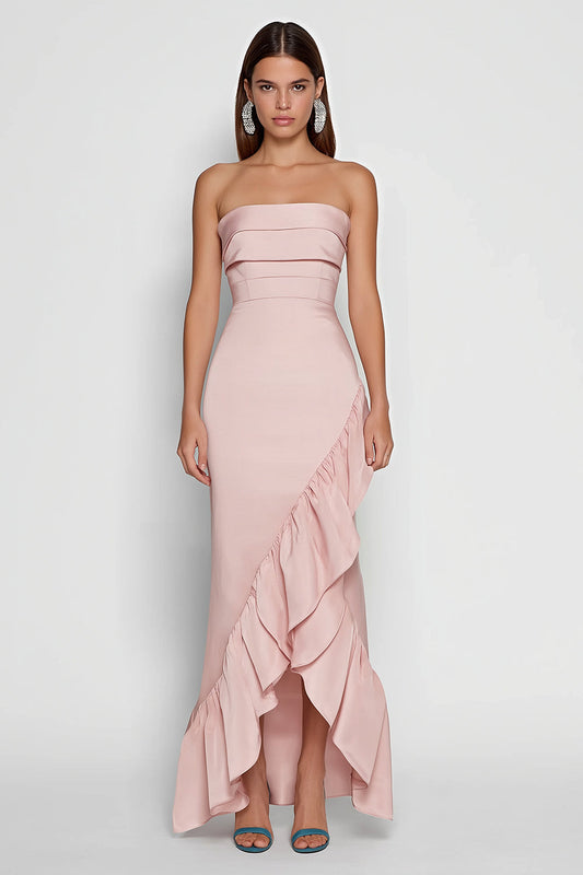 Robe longue fourreau en satin rose sans bretelles avec volants