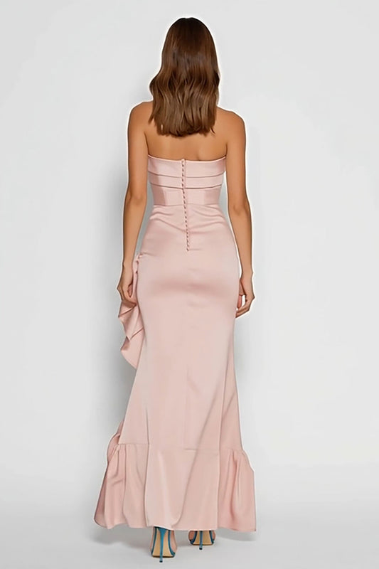 Robe longue fourreau en satin rose sans bretelles avec volants