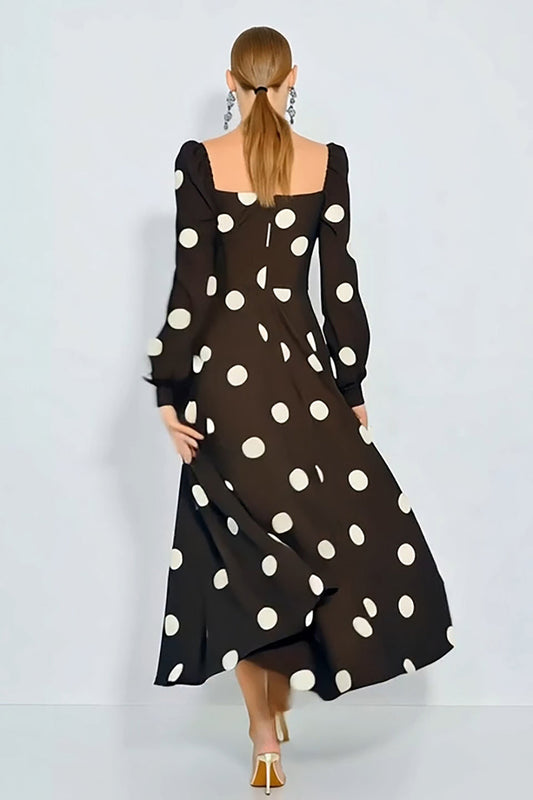 Robe trapèze marron et blanche à col carré, à pois et à manches longues