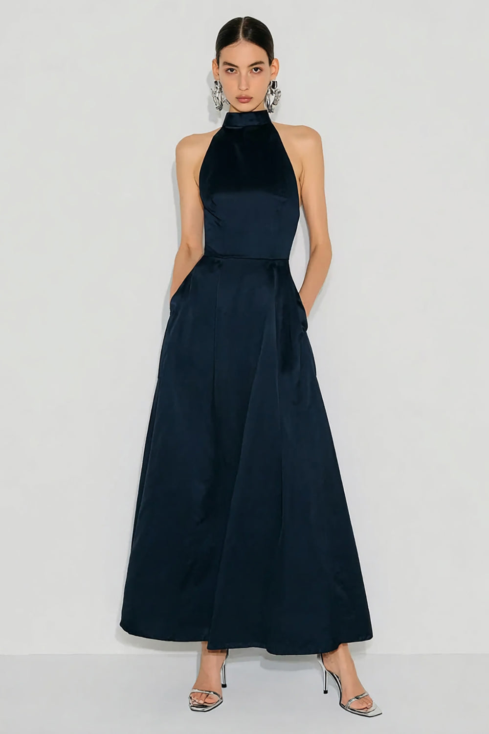 Robe longue en satin coupe trapèze bleu marine avec poches et col licou