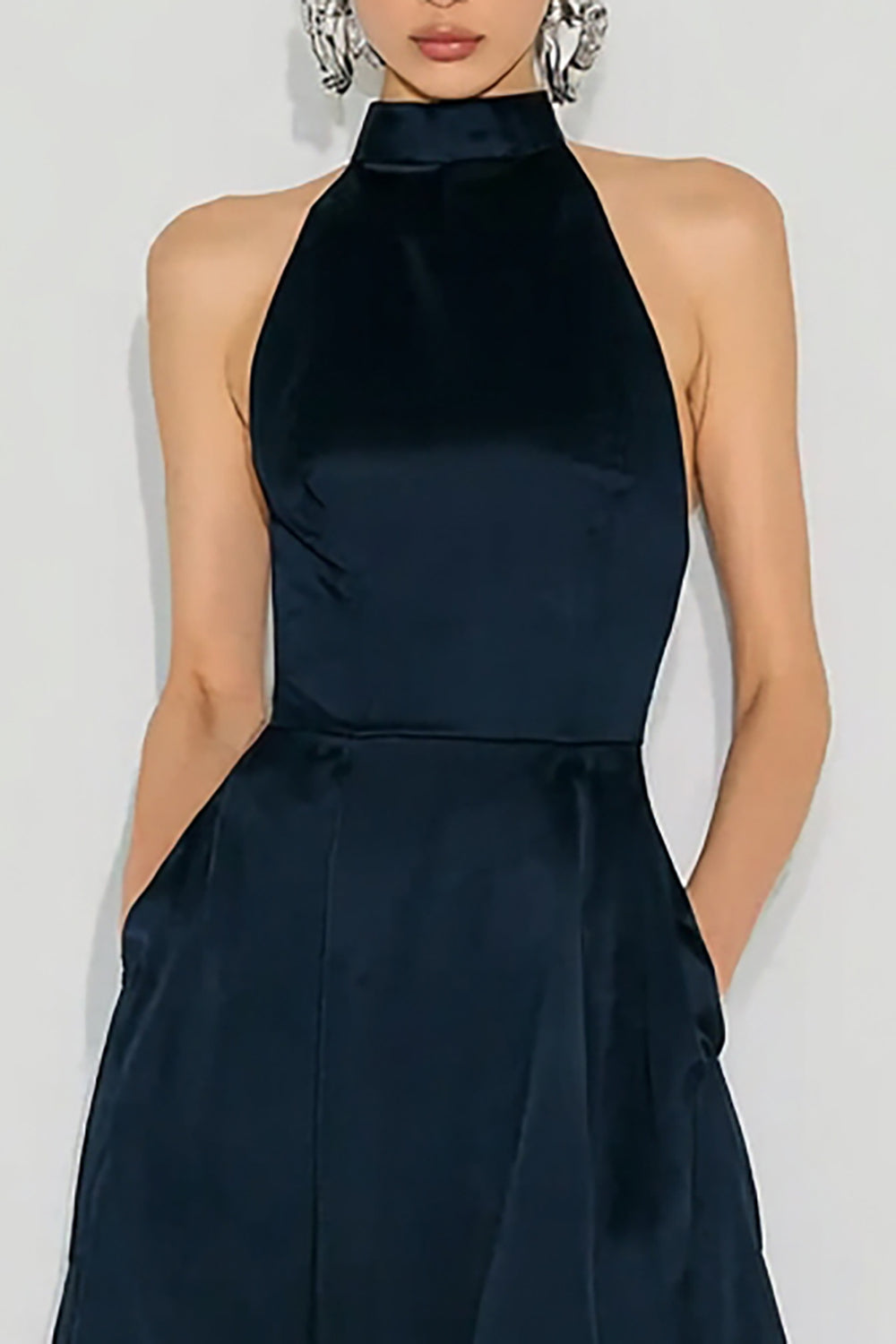 Robe longue en satin coupe trapèze bleu marine avec poches et col licou