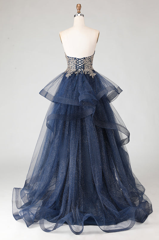 Robe longue de bal de promo évasée bustier, bleu marine pailleté, avec application et volants en spirale