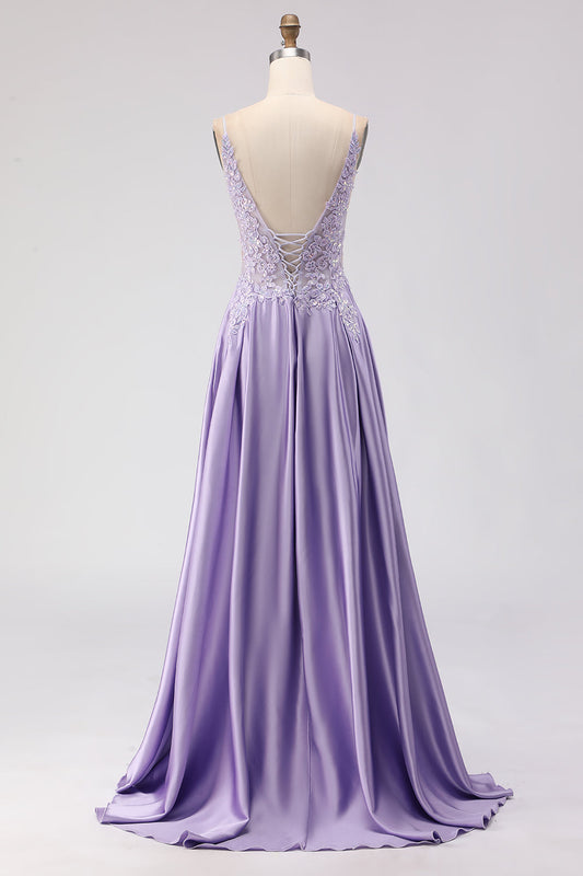 Robe de bal longue violette satinée évasée à sequins avec dos nu et fente