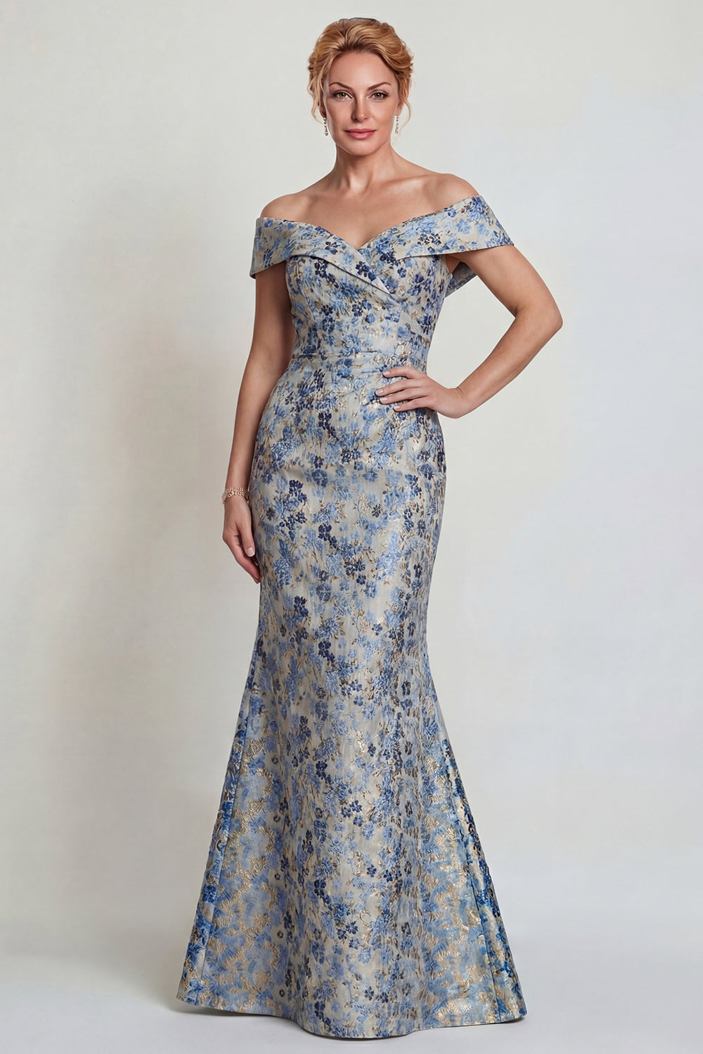 Robe longue sirène de mère de la mariée, épaule dénudée, fleur bleu gris