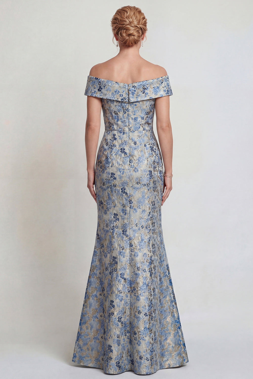 Robe longue sirène de mère de la mariée, épaule dénudée, fleur bleu gris