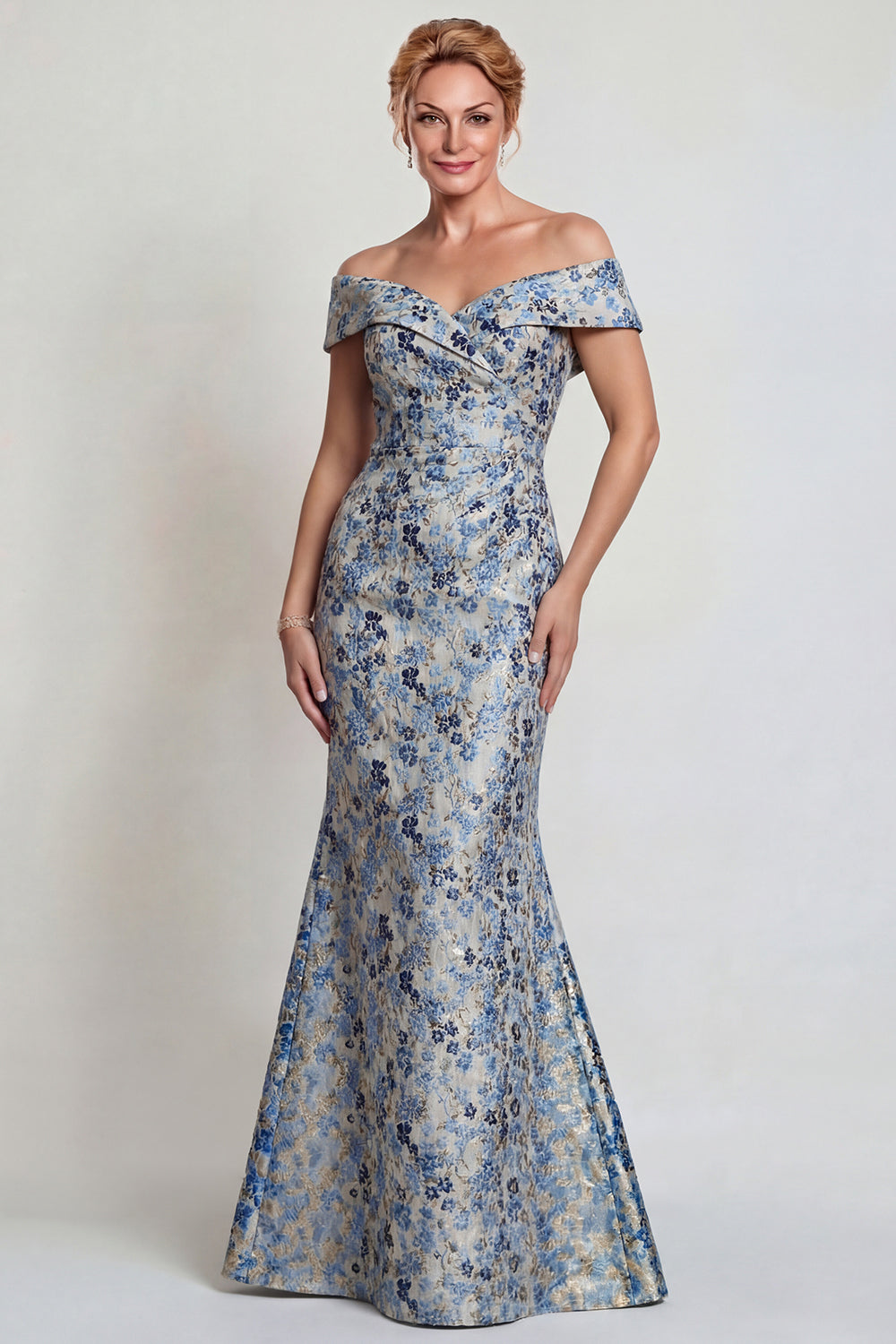 Robe longue sirène de mère de la mariée, épaule dénudée, fleur bleu gris