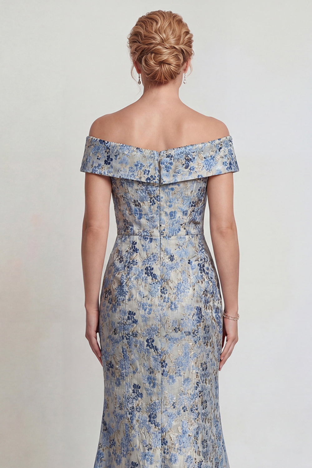 Robe longue sirène de mère de la mariée, épaule dénudée, fleur bleu gris