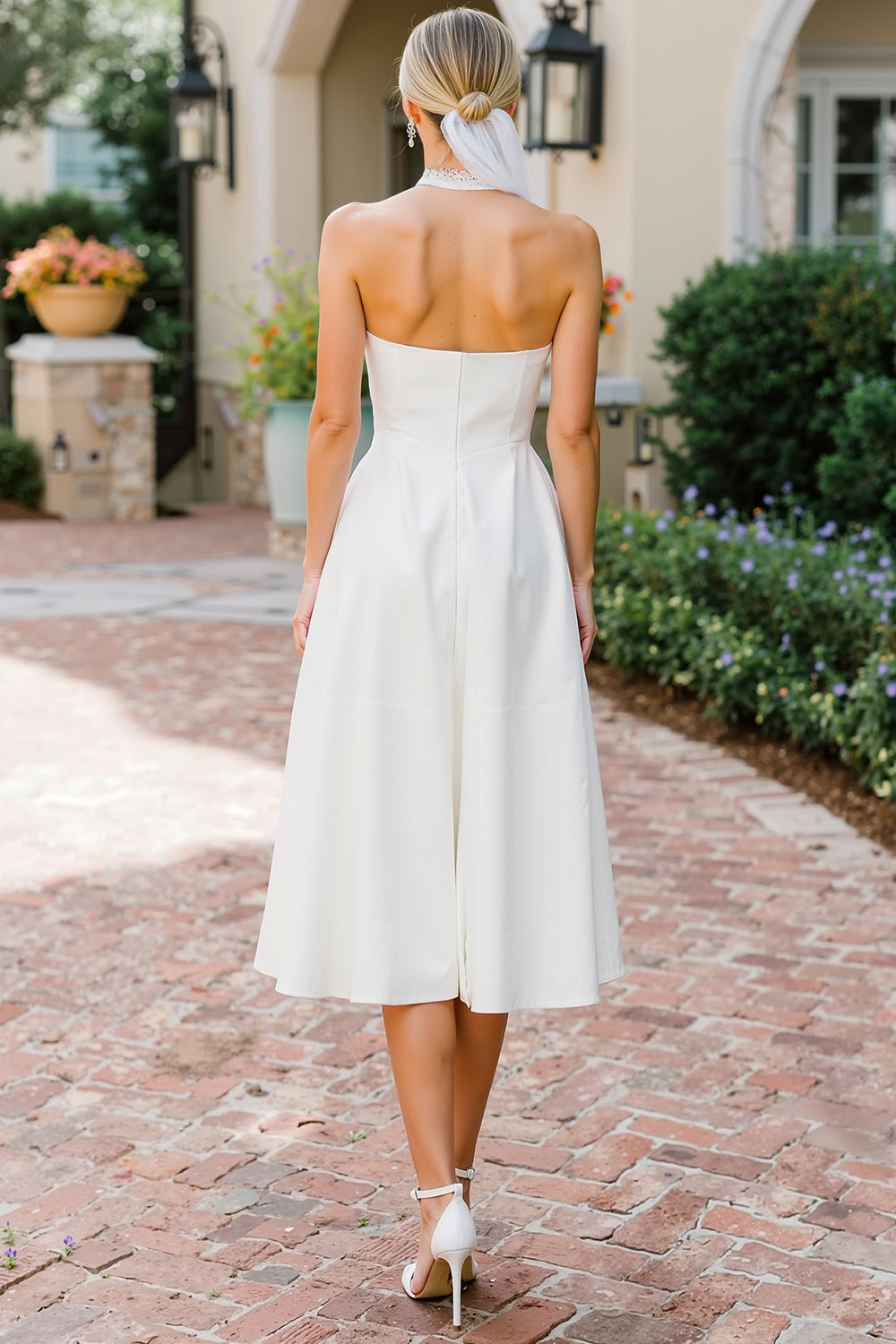 Robe de mariée midi blanche coupe trapèze en dentelle à col montant