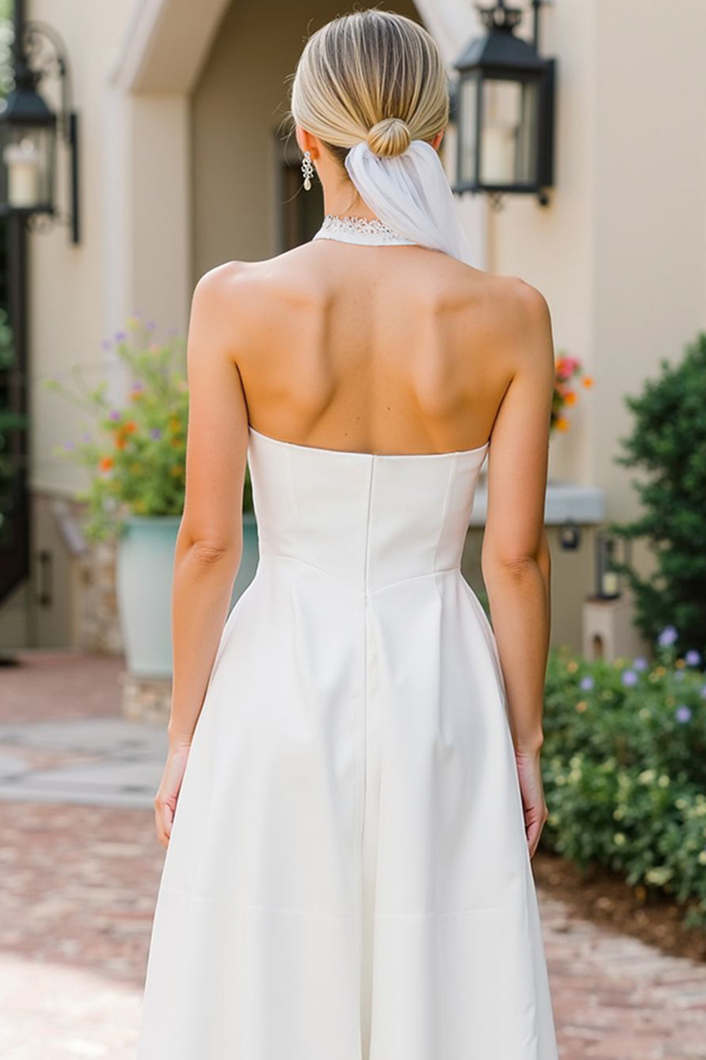 Robe de mariée midi blanche coupe trapèze en dentelle à col montant