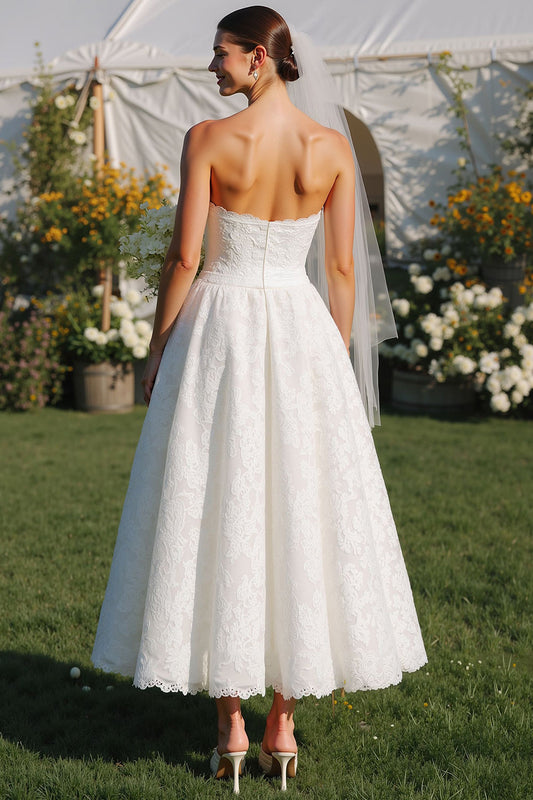 Robe de mariée longue bustier ligne A en dentelle blanche