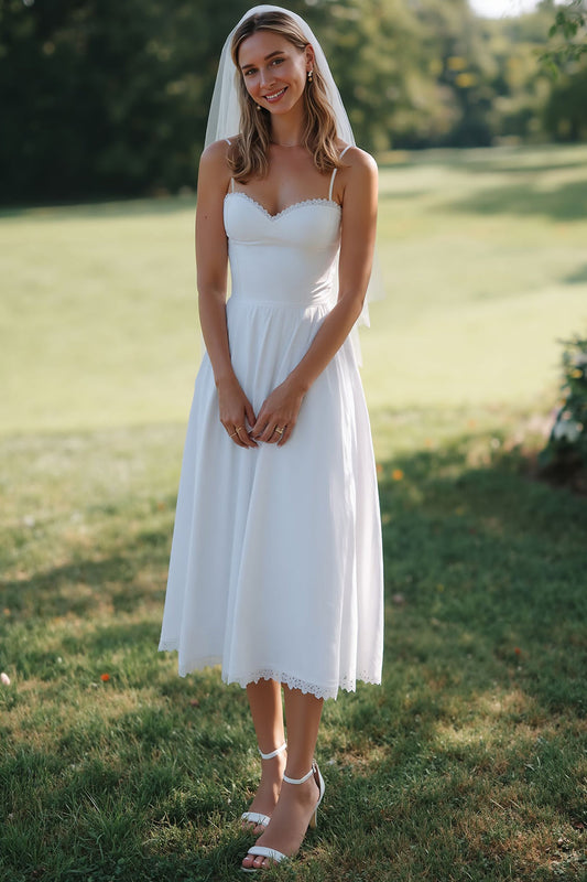 Robe de mariée midi blanche en dentelle coupe trapèze à fines bretelles
