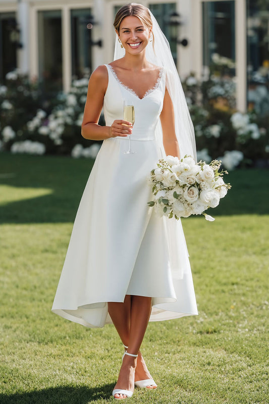 Robe de mariée midi en satin blanc avec décolleté en V et dentelle coupe trapèze
