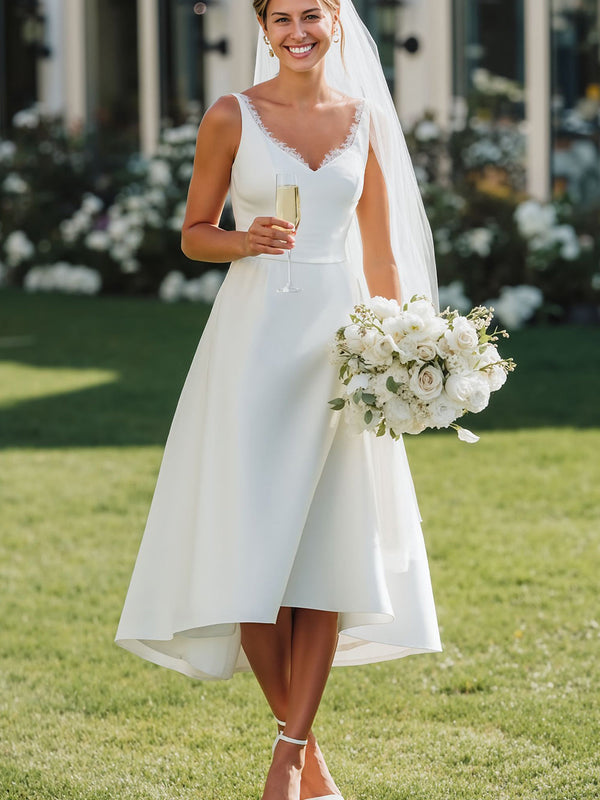 Robe de mariée midi en satin blanc avec décolleté en V et dentelle coupe trapèze