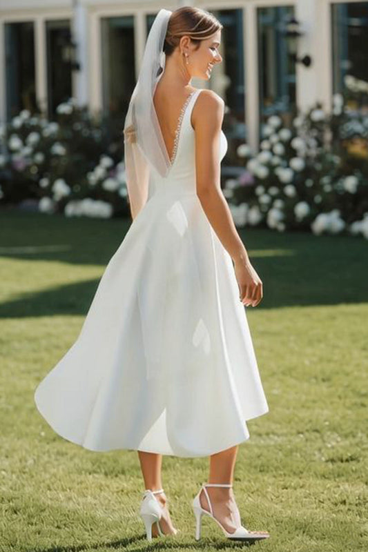 Robe de mariée midi en satin blanc avec décolleté en V et dentelle coupe trapèze