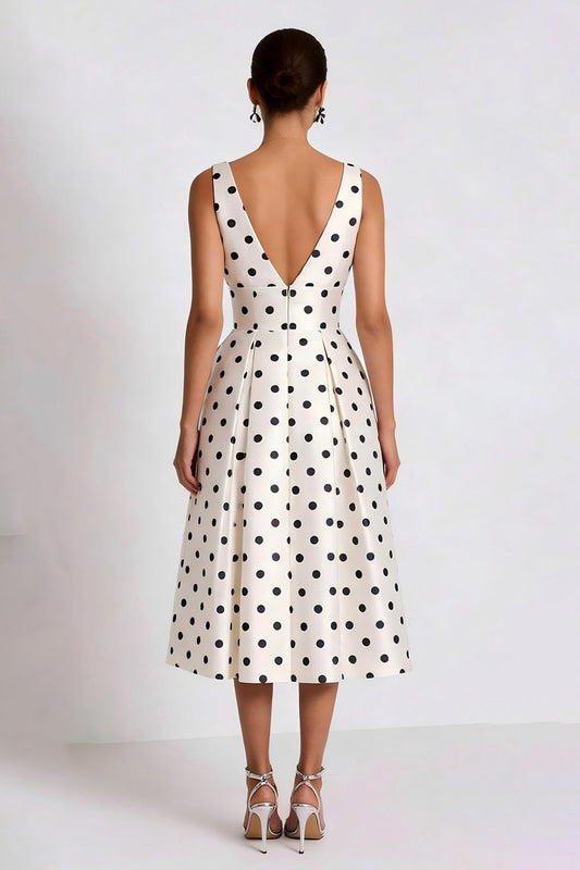 Vestido de trabajo midi con cuello en V, corte A y lunares blancos y negros con bolsillos
