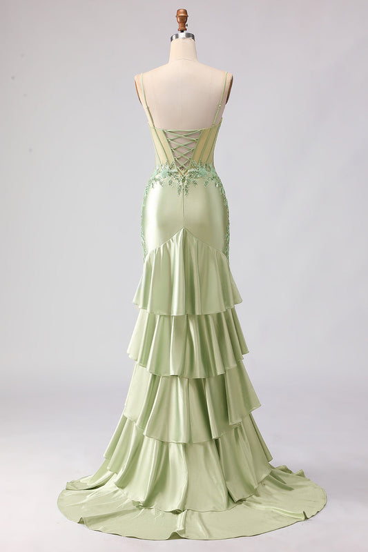 Robe de bal longue en sirène vert clair avec corsage perlé et volants, et dos à lacets