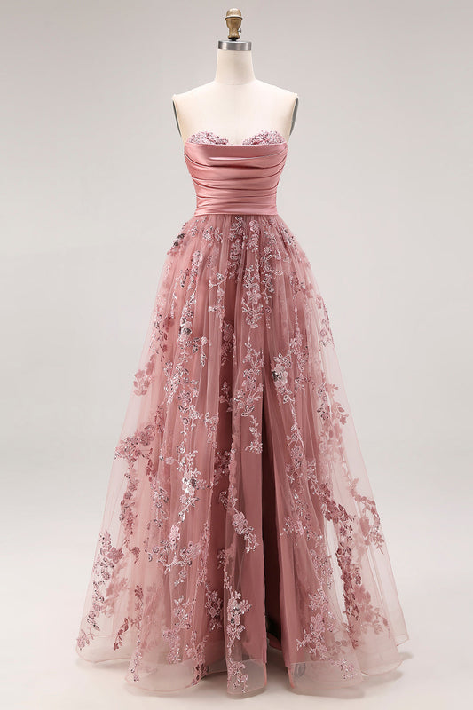 Robe de bal longue en trapèze brodée et perlée sans bretelles rose poudré avec fente