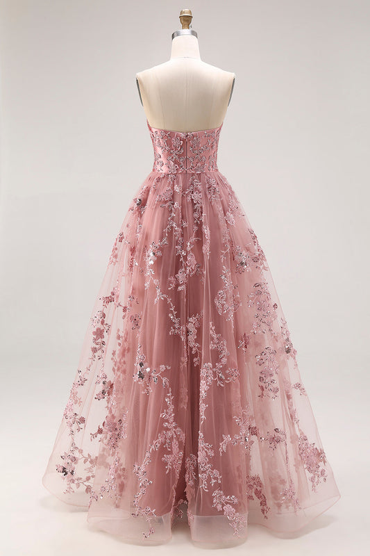 Robe de bal longue en trapèze brodée et perlée sans bretelles rose poudré avec fente
