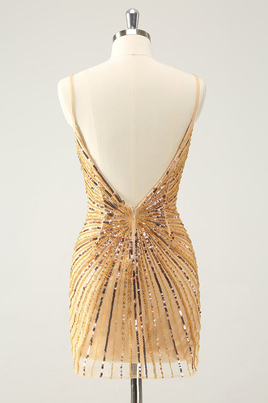 Robe de bal moulante dorée à bretelles spaghetti et sequins