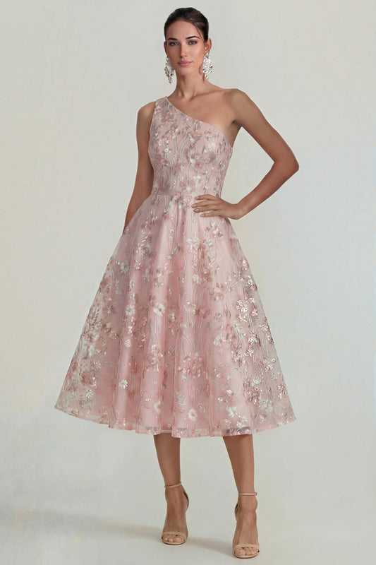 Robe mi-longue asymétrique rose ornée de fleurs scintillantes