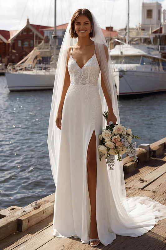 Robe de mariée sirène ivoire à corset, appliqués, fines bretelles et fente