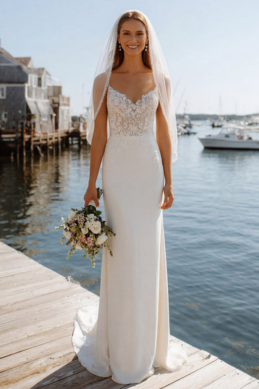 Robe de mariée fourreau ivoire avec appliques, fines bretelles et traîne balayage