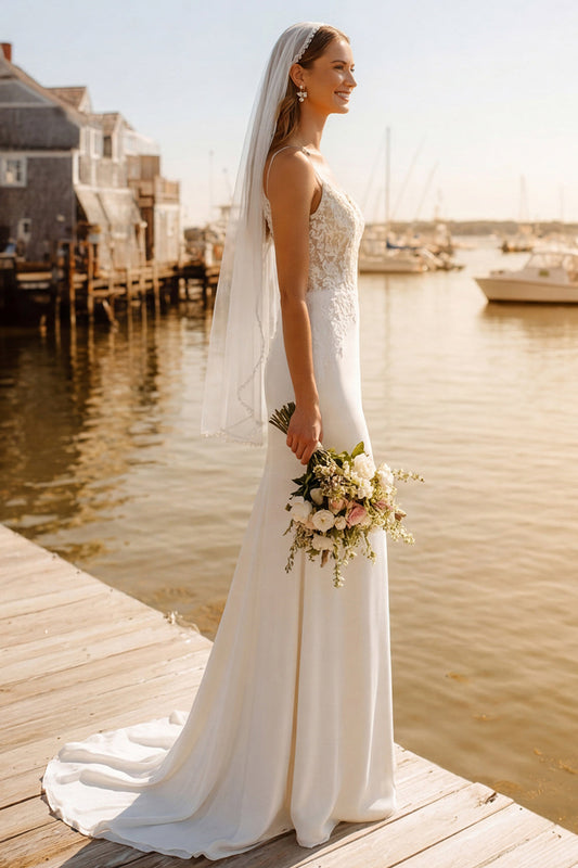 Robe de mariée fourreau ivoire avec appliques, fines bretelles et traîne balayage