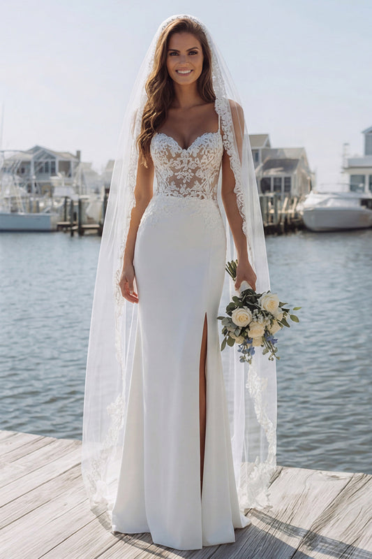 Robe de mariée longue en satin fendu avec applications sirène ivoire