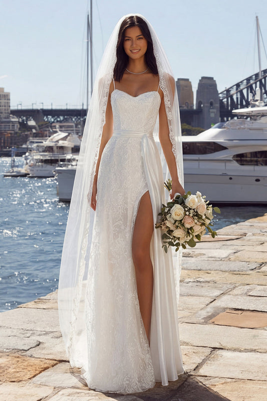 Robe de mariée longue en satin avec fente et fourreau en dentelle ivoire