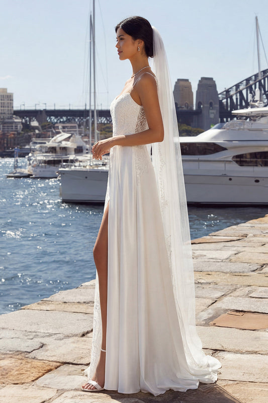 Robe de mariée longue en satin avec fente et fourreau en dentelle ivoire
