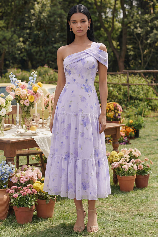 Vestido midi con volantes, corte en A y hombro descubierto, estampado lila