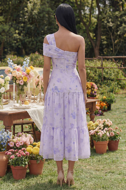 Vestido midi con volantes, corte en A y hombro descubierto, estampado lila