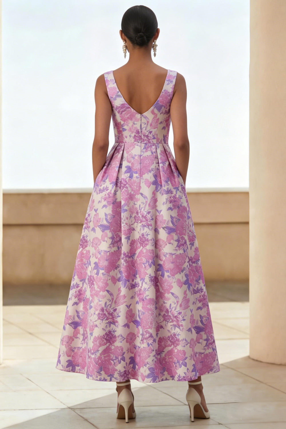Vestido midi con cuello cuadrado curvado y estampado de flores lilas