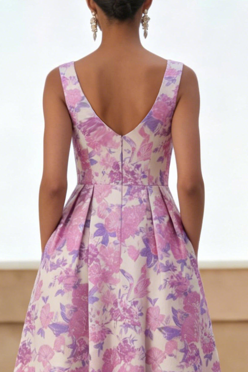 Vestido midi con cuello cuadrado curvado y estampado de flores lilas