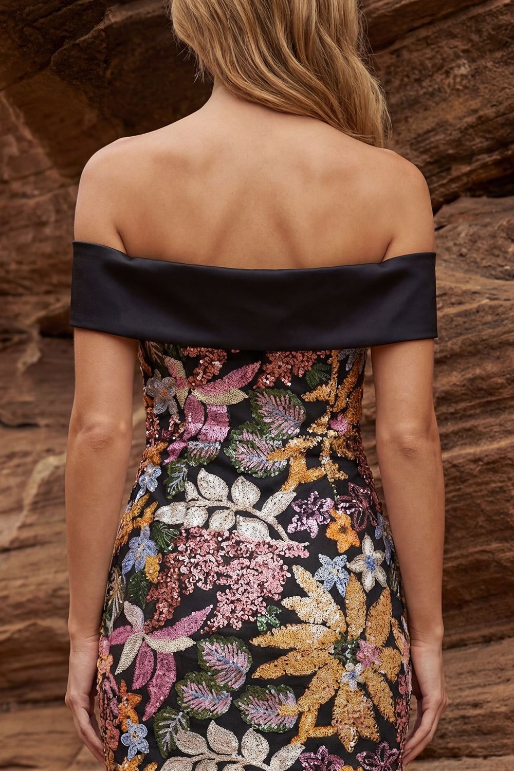 Robe de cocktail moulante noire scintillante à épaules dénudées avec paillettes