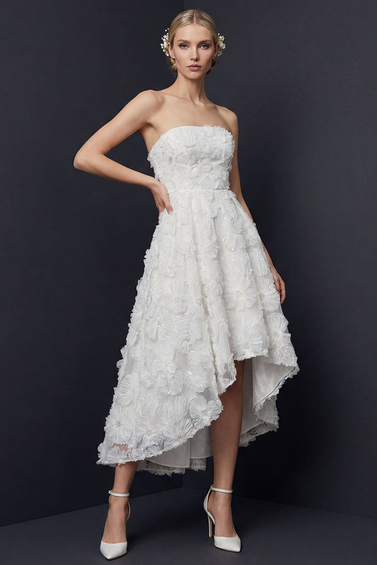 Robe de mariée bustier blanche évasée asymétrique avec fleurs 3D