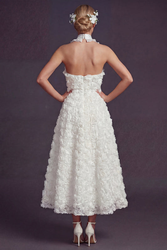 Robe de mariée longue blanche trapèze à licou avec découpes et fleurs 3D