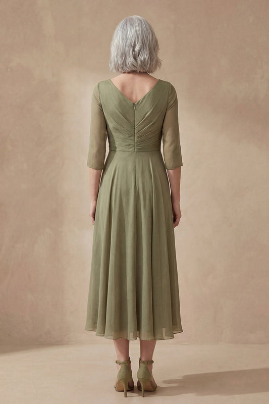 Robe de mère de la mariée mi-longue évasée à col en V froncé de couleur vert sauge poussiéreux
