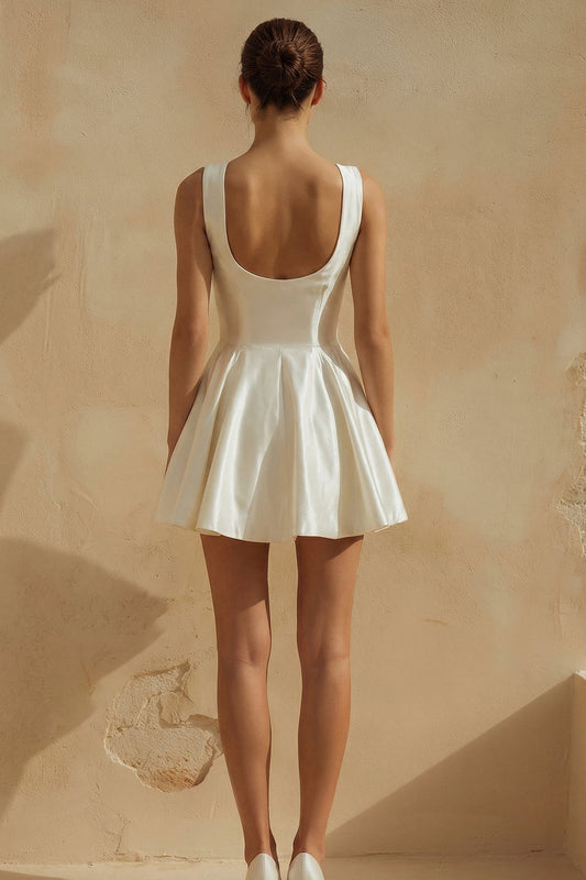 Vestido mini blanco de corte A con cuello redondo