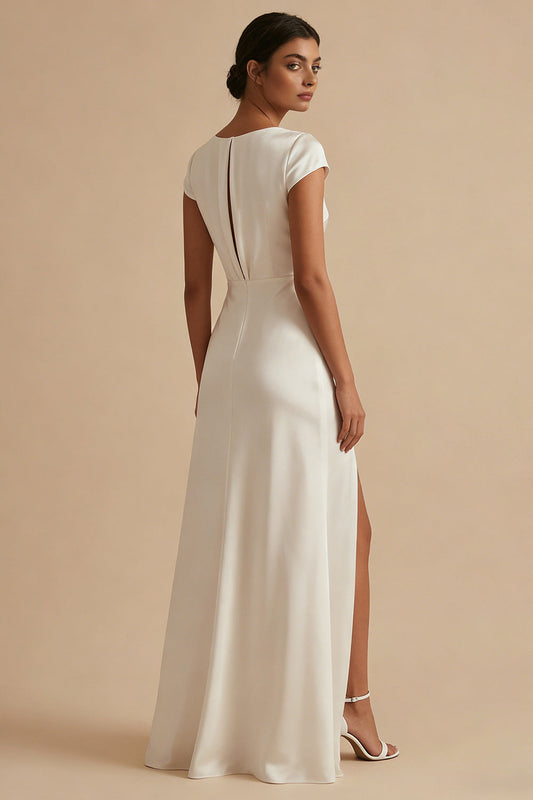 Robe longue maxi blanche en satin à col bénitier, coupe évasée, manches courtes et fente
