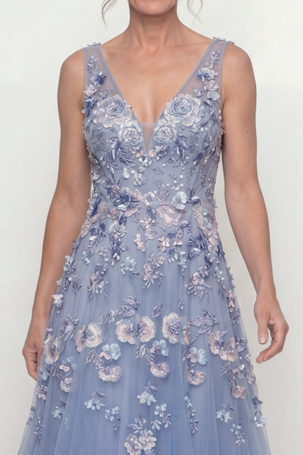 Robe longue de mère de la mariée trapèze en tulle appliqué bleu poussière avec col en V