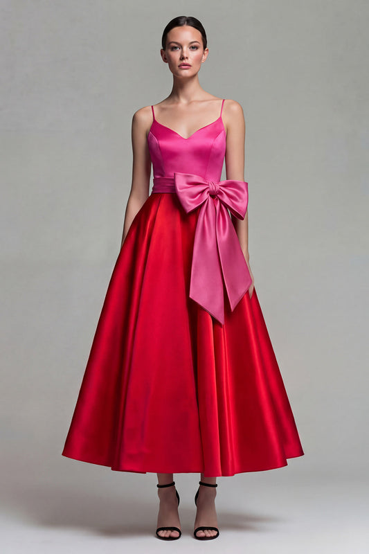 Robe de cérémonie midi trapèze en satin fuchsia et rouge à fines bretelles avec nœud
