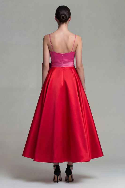 Robe de cérémonie midi trapèze en satin fuchsia et rouge à fines bretelles avec nœud