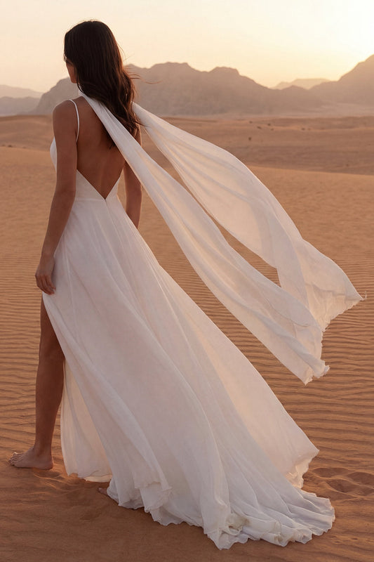 Robe de mariée longue bohème ligne A en ivoire à fines bretelles avec écharpe