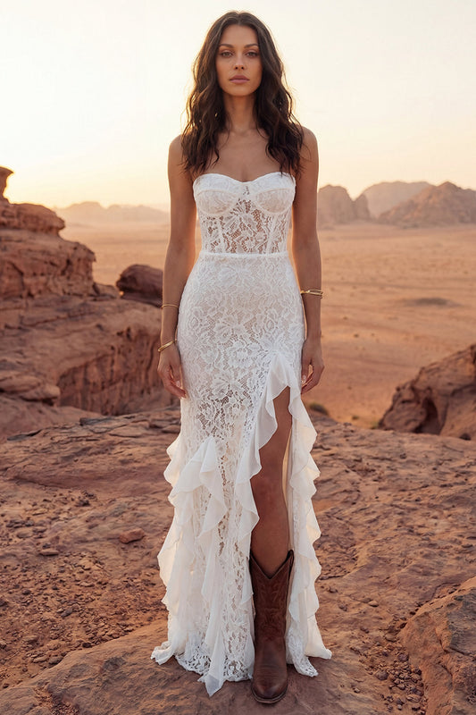 Vestido de novia largo bohemio con volantes sin tirantes de color marfil floral