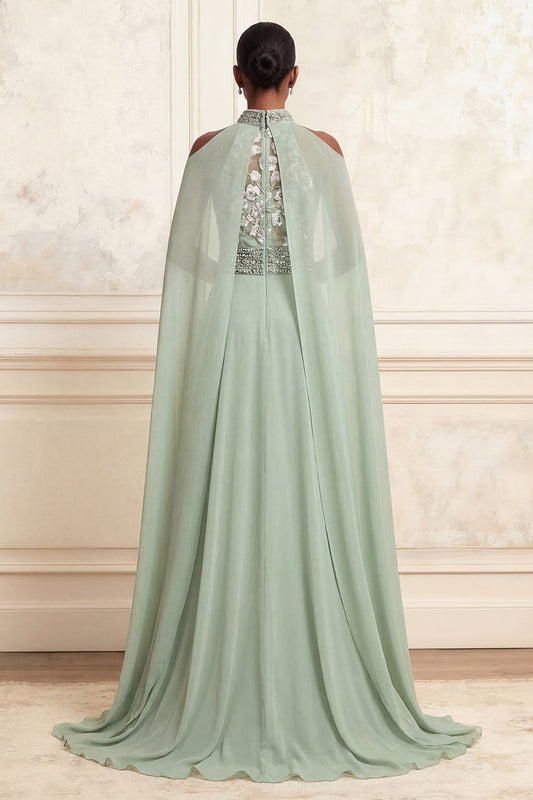 Robe de bal longue en tulle brodée de fleurs et de perles, couleur sauge, coupe trapèze, col halter, avec cape